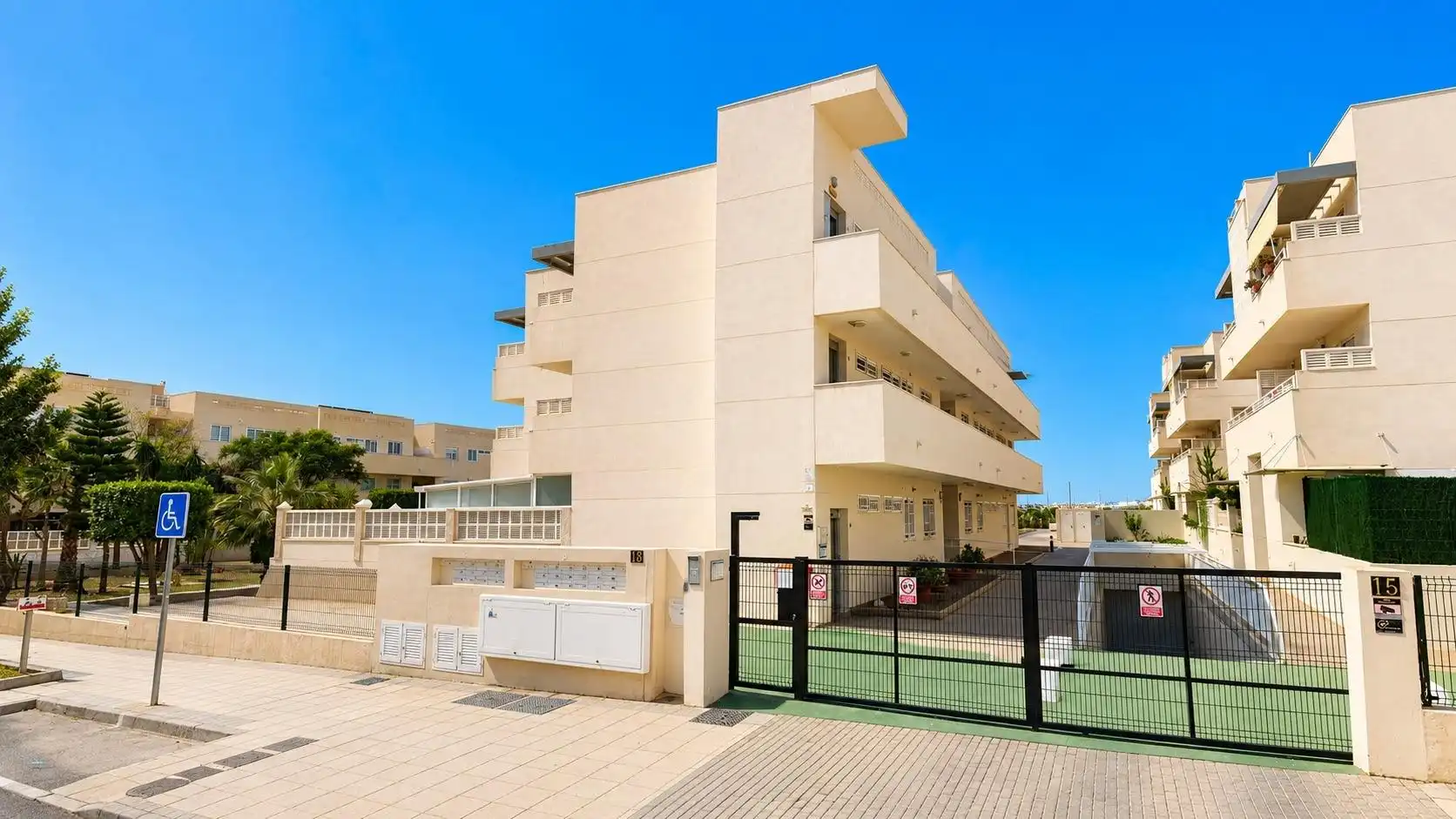 Vista exterior de Pis de lloguer en Almería amb Aire condicionat, Calefacció i Jardí privat