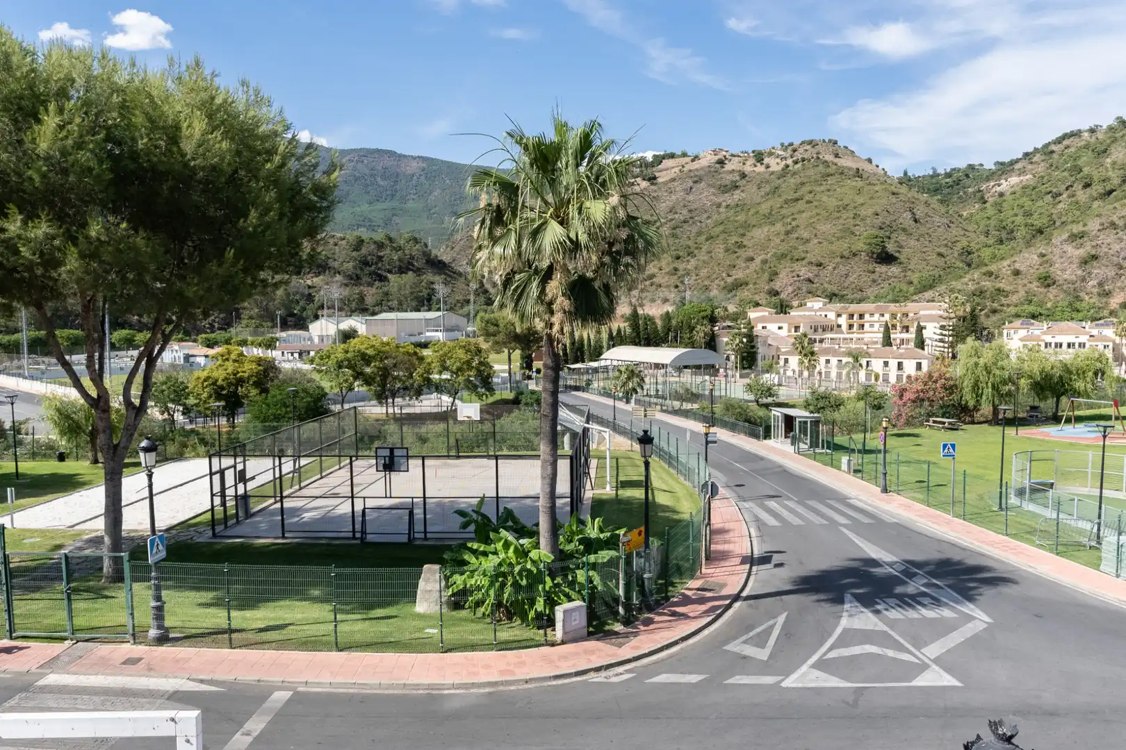 Vista exterior de Piso en venta en Benahavís con Trastero, Amueblado y Alarma
