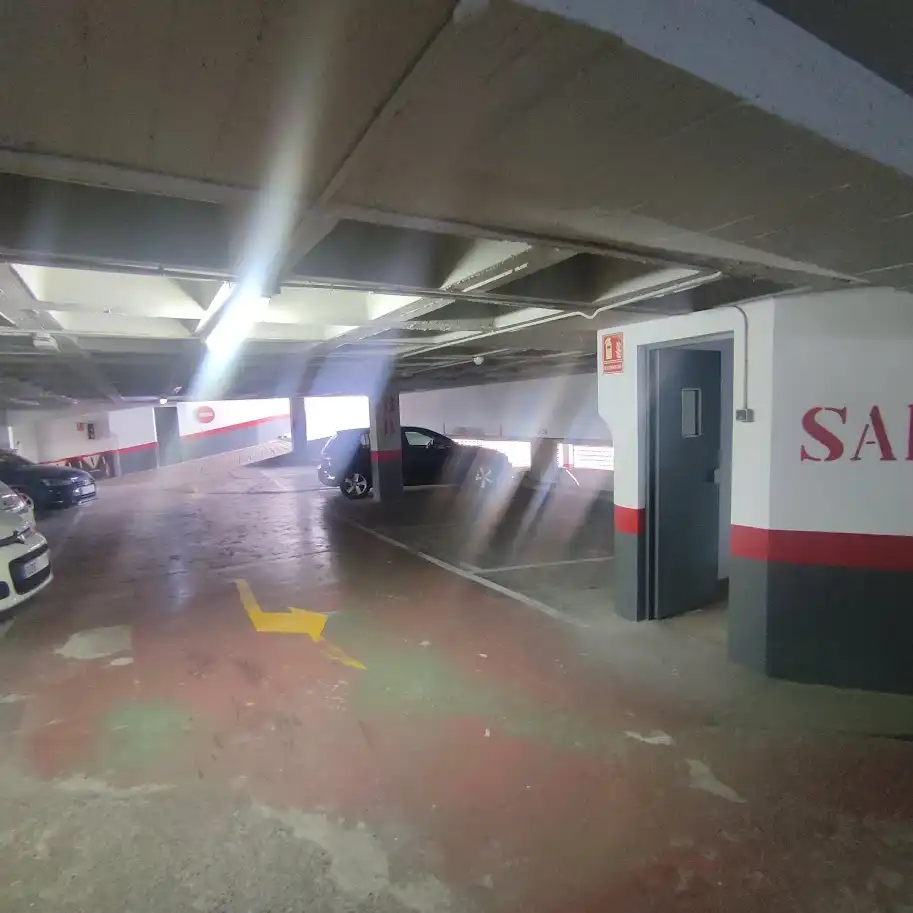 Aparcament de Garatge en venda en Barcelona amb Alarma