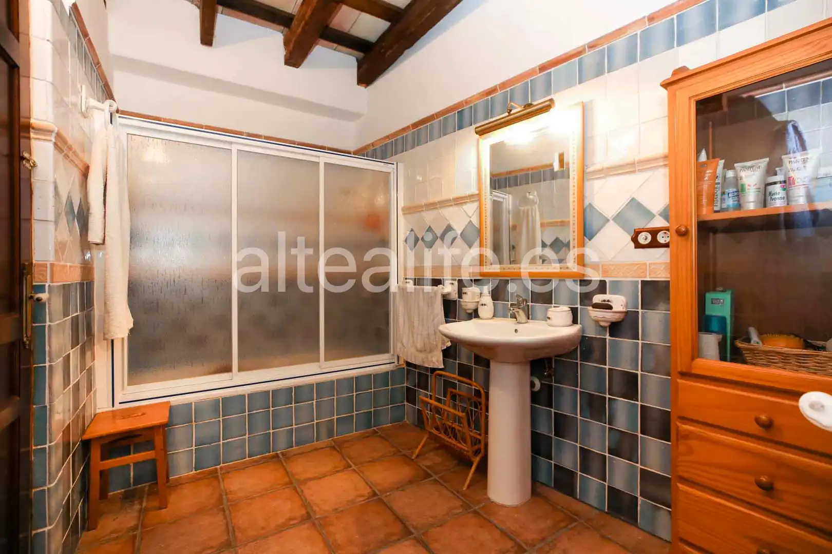 Badezimmer von Einfamilien-Reihenhaus zum Verkauf in Gandia mit Privatgarten, Terrasse und Abstellraum