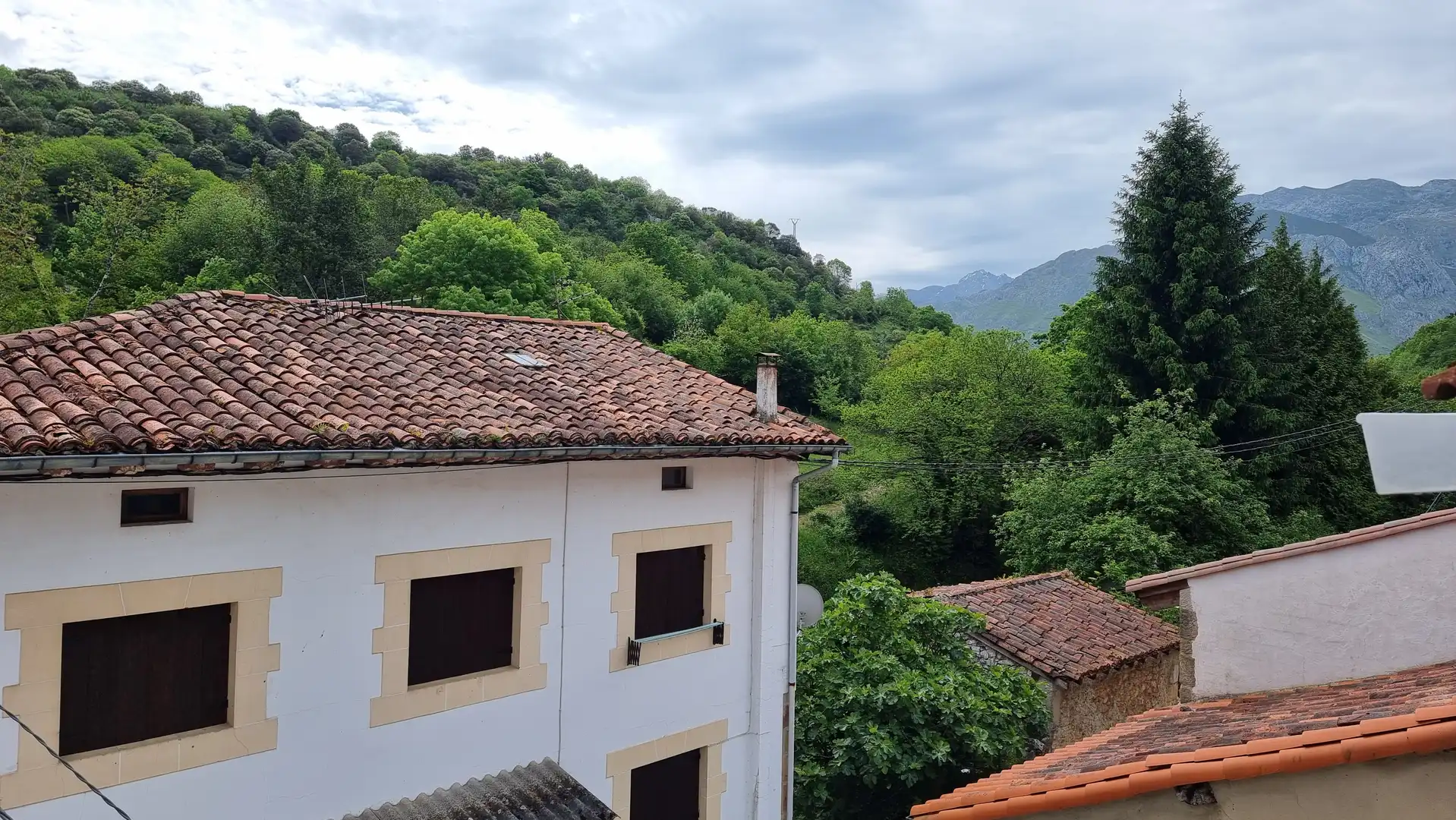 Vista exterior de Casa adosada en venda en Cabrales amb Calefacció i Moblat
