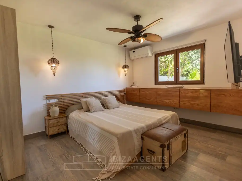 Bedroom of Houses for sale in Santa Eulària des Riu  with Air Conditioner, Terrace and TV