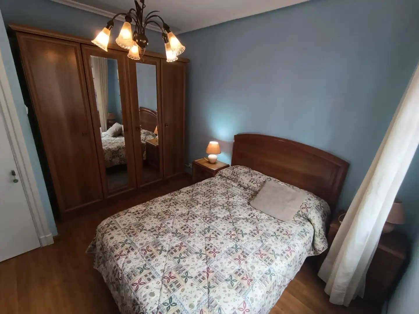 Dormitori de Apartament de lloguer en Avilés amb Calefacció i Moblat