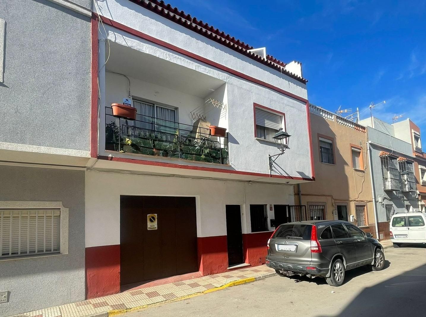 Vista exterior de Casa o xalet en venda en Los Barrios amb Jardí privat