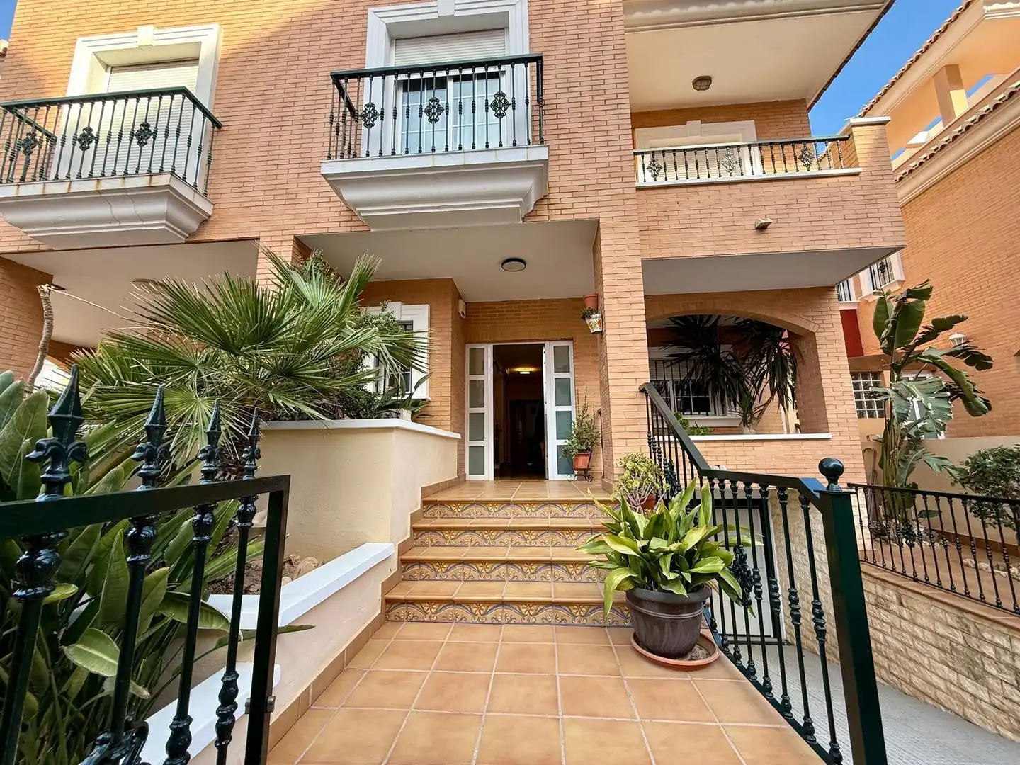 Vista exterior de Casa adosada en venta en Almería con Aire acondicionado, Jardín privado y Terraza