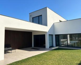 Vista exterior de Casa o xalet en venda en Oleiros amb Calefacció, Jardí privat i Terrassa