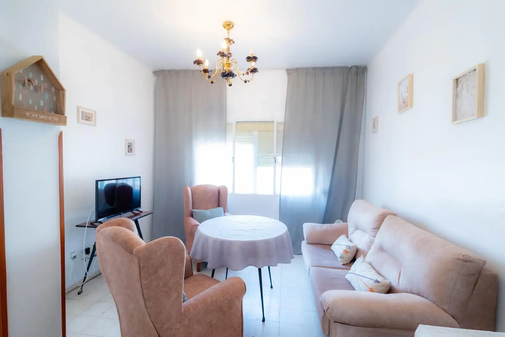 Sala d'estar de Casa adosada en venda en Chipiona amb Terrassa