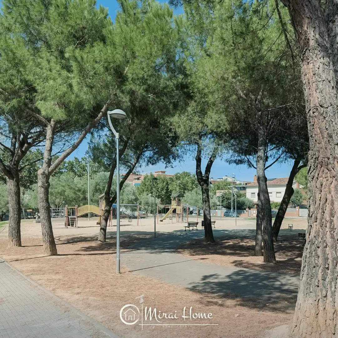 Vista exterior de Casa o xalet en venda en Parets del Vallès amb Aire condicionat, Calefacció i Jardí privat