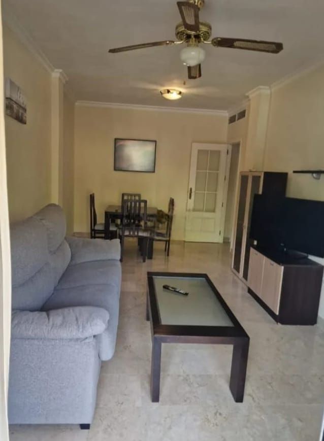 Sala d'estar de Apartament de lloguer en Benalmádena amb Aire condicionat, Calefacció i Terrassa