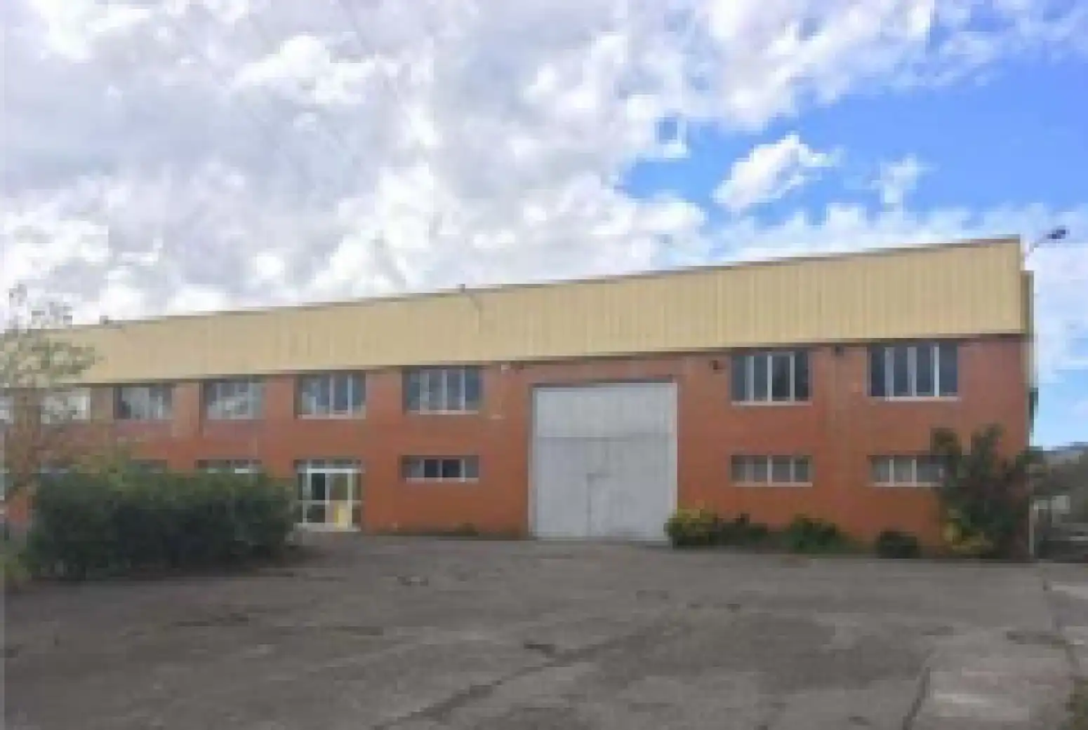 Außenansicht von Fabrikhallen zum Verkauf in Laviana