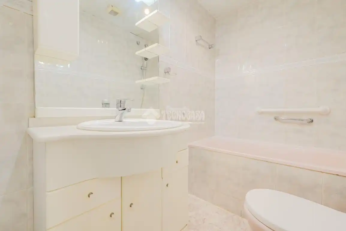 Badezimmer von Wohnung zum Verkauf in Barcelona mit Balkon