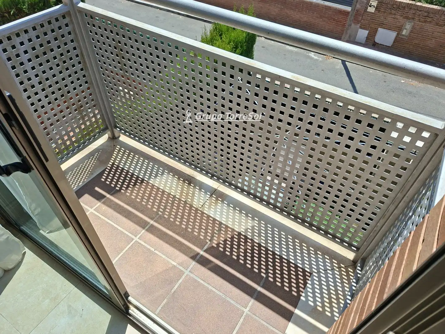 Terrasse von Einfamilien-Reihenhaus zum Verkauf in El Vendrell mit Privatgarten, Schwimmbad und Gemeinschaftspool