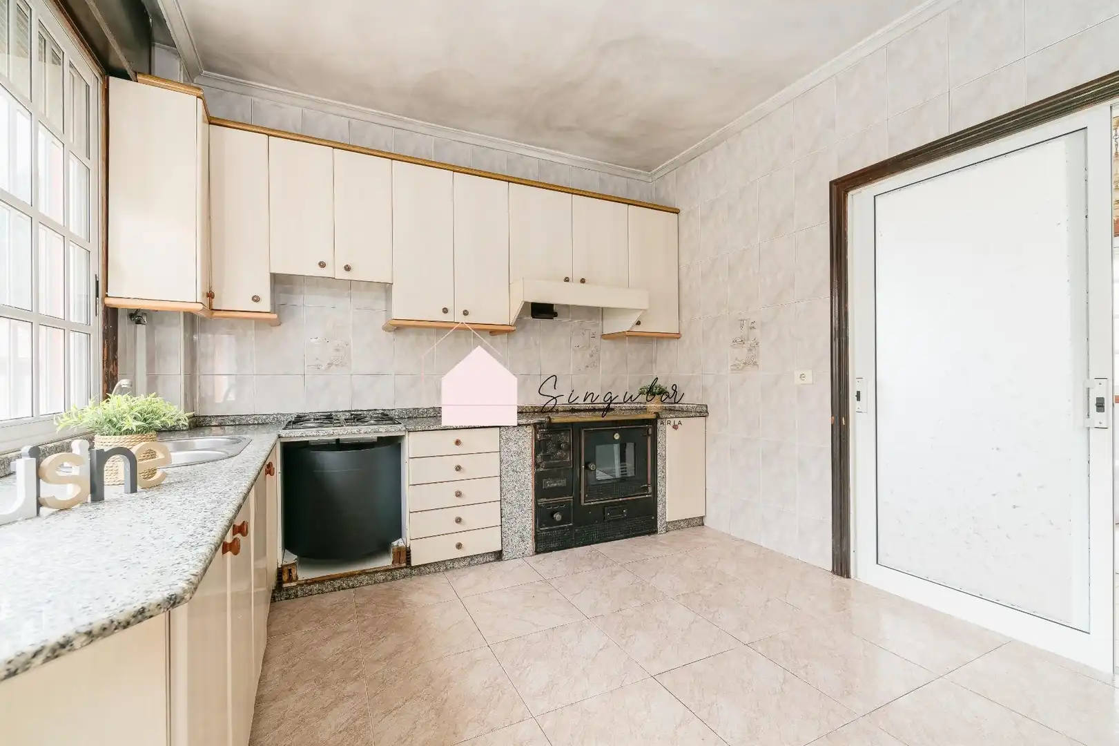Cocina de Casa o chalet en venta en Vigo  con Calefacción, Jardín privado y Trastero