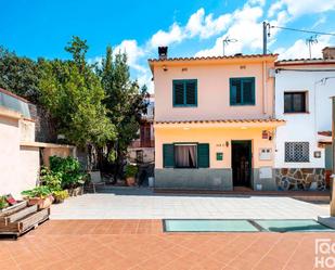 Exterior view of Single-family semi-detached for sale in Sant Cugat del Vallès  with Air Conditioner and Swimming Pool