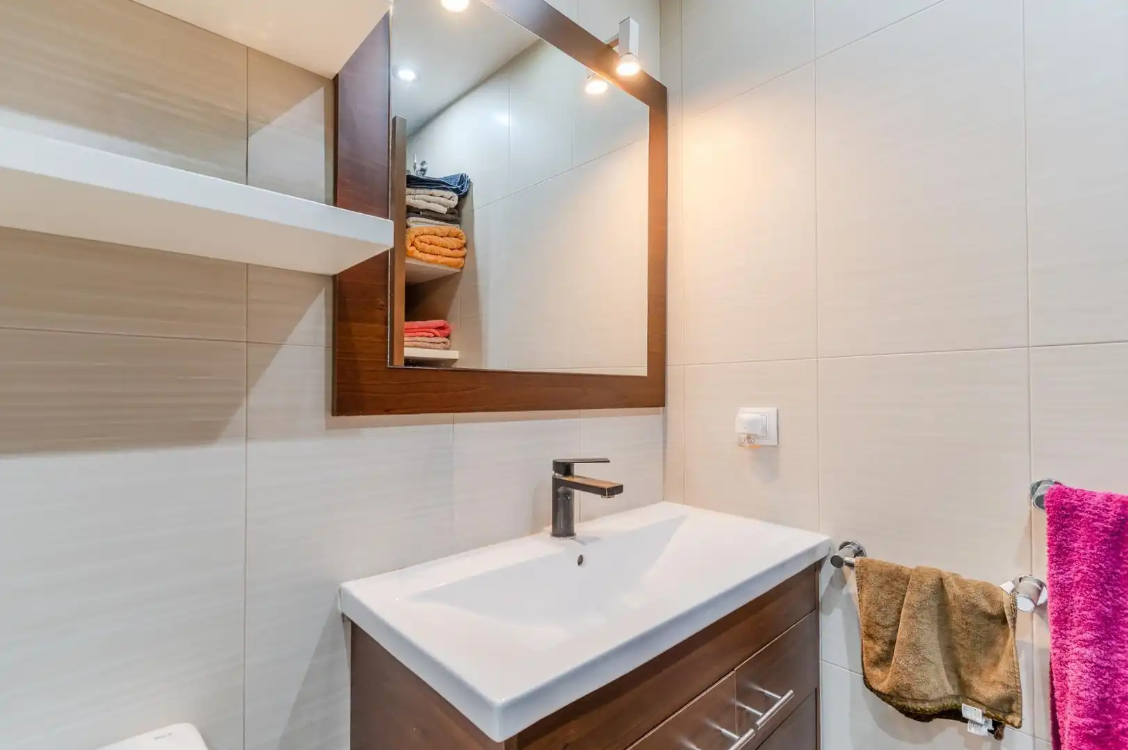 Badezimmer von Wohnung zum Verkauf in Salt mit Klimaanlage, Heizung und Terrasse