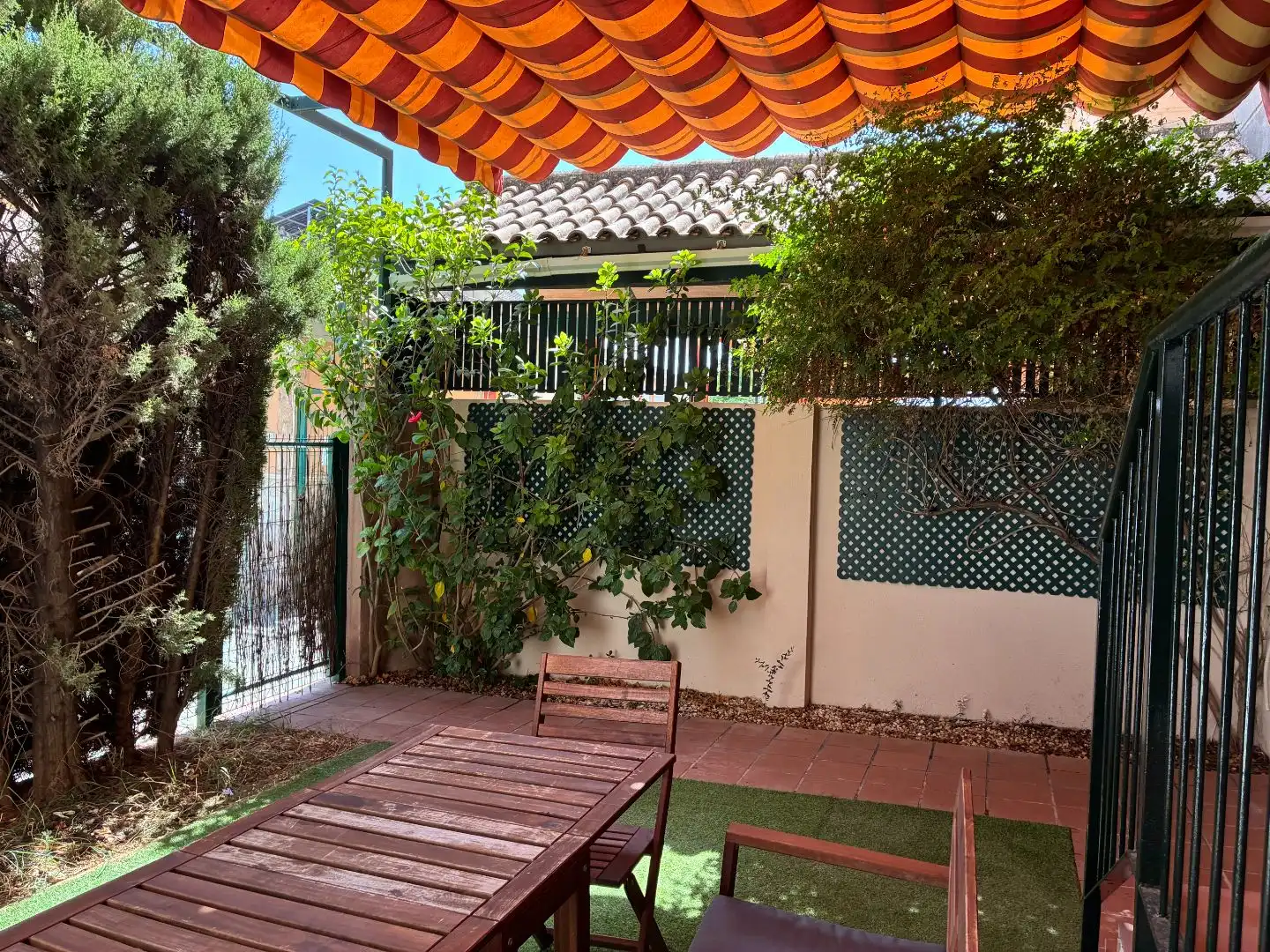 Terrasse von Maisonette zur Miete in Dos Hermanas mit Klimaanlage, Privatgarten und Abstellraum