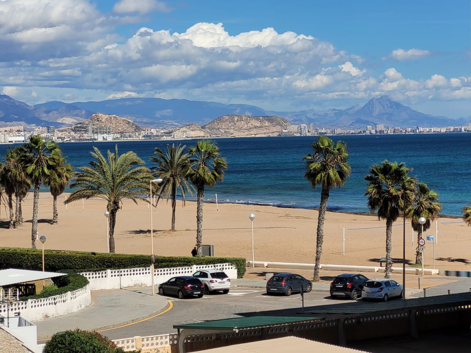 Vista exterior de Apartament en venda en Alicante / Alacant amb Calefacció, Jardí privat i Piscina comunitària