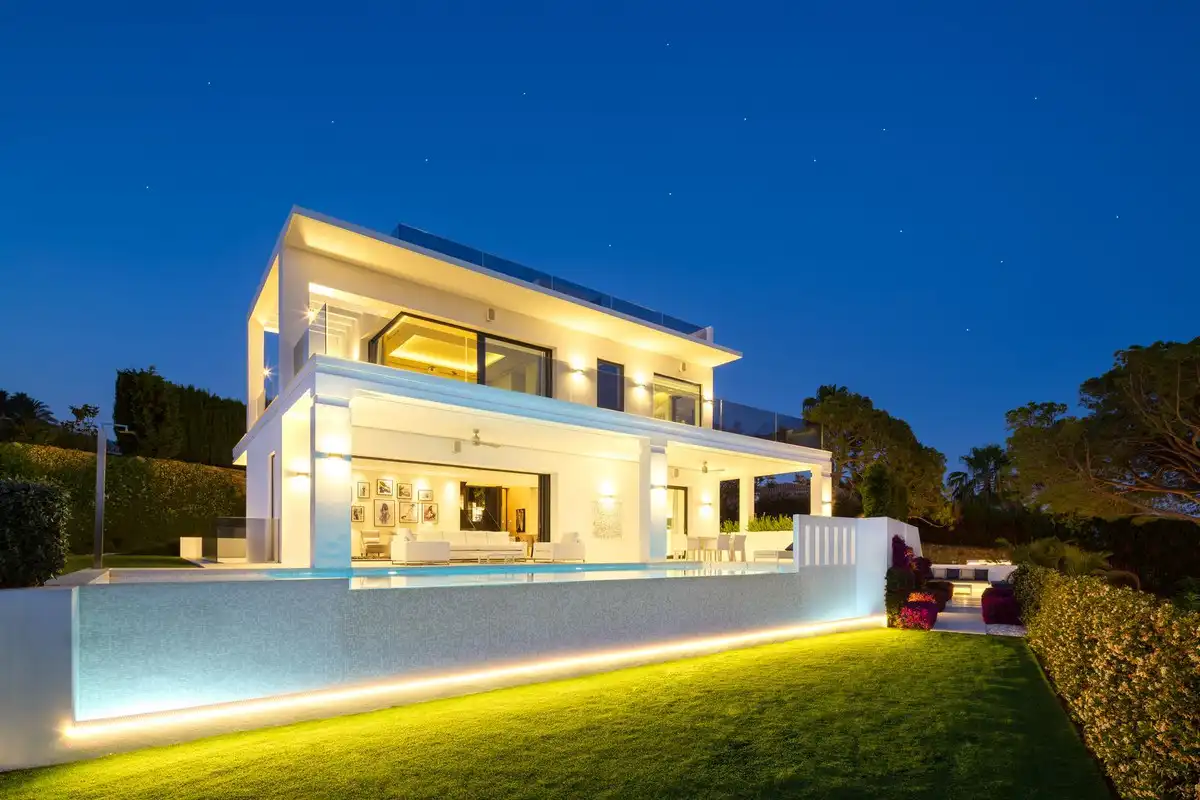 Vista exterior de Casa o xalet en venda en Marbella amb Jardí privat, Terrassa i Piscina