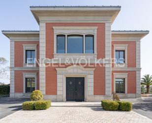 Vista exterior de Casa o xalet en venda en Oviedo  amb Calefacció, Jardí privat i Traster