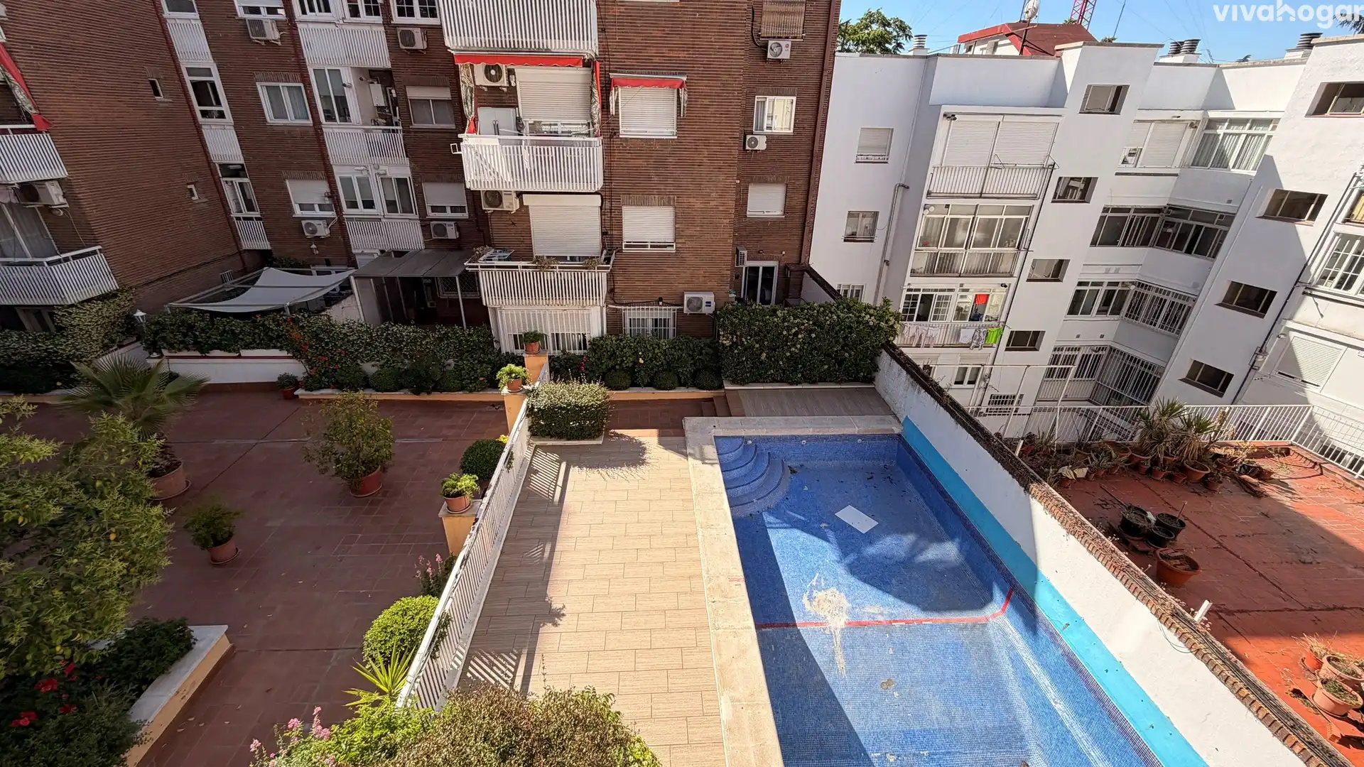 Schwimmbecken von Wohnung zum Verkauf in Madrid mit Klimaanlage, Terrasse und Schwimmbad