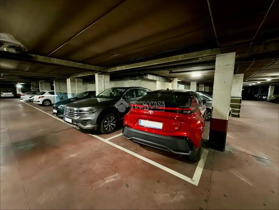 Aparcament de Pis en venda en León Capital  amb Calefacció, Parquet i Terrassa