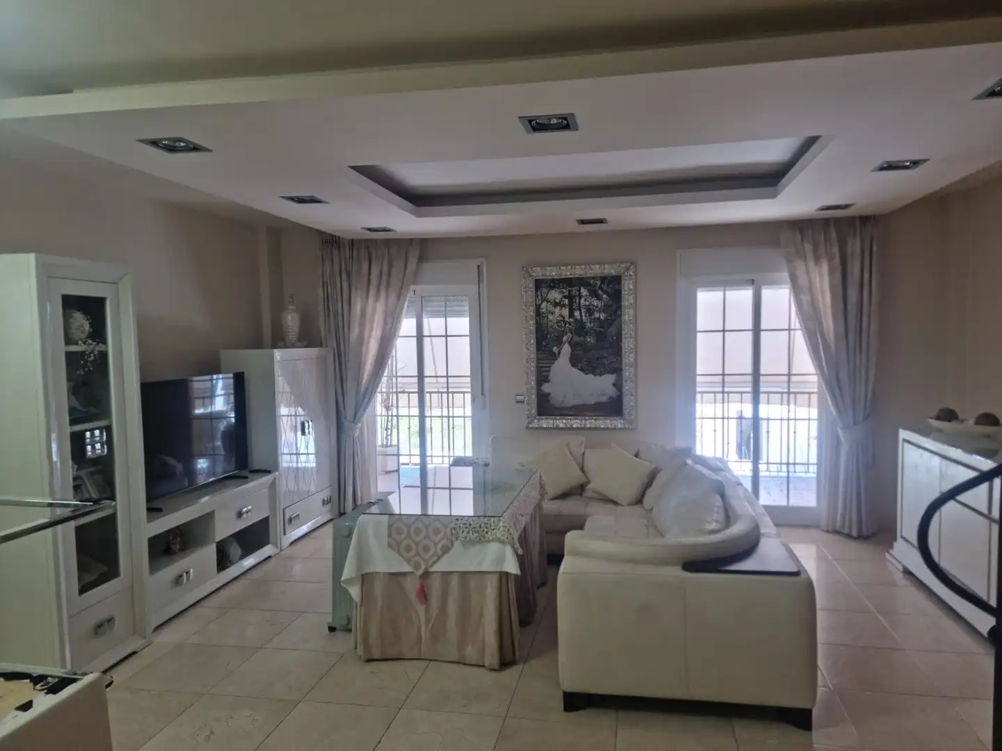 Wohnzimmer von Einfamilien-Reihenhaus zum Verkauf in Estepona mit Klimaanlage, Privatgarten und Terrasse