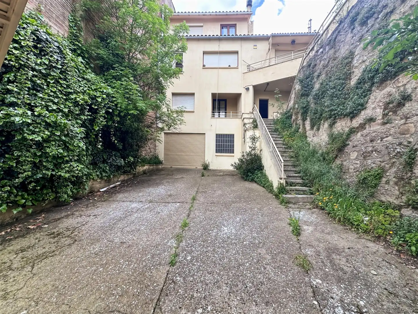 Außenansicht von Einfamilien-Reihenhaus zum Verkauf in Berga mit Heizung und Balkon
