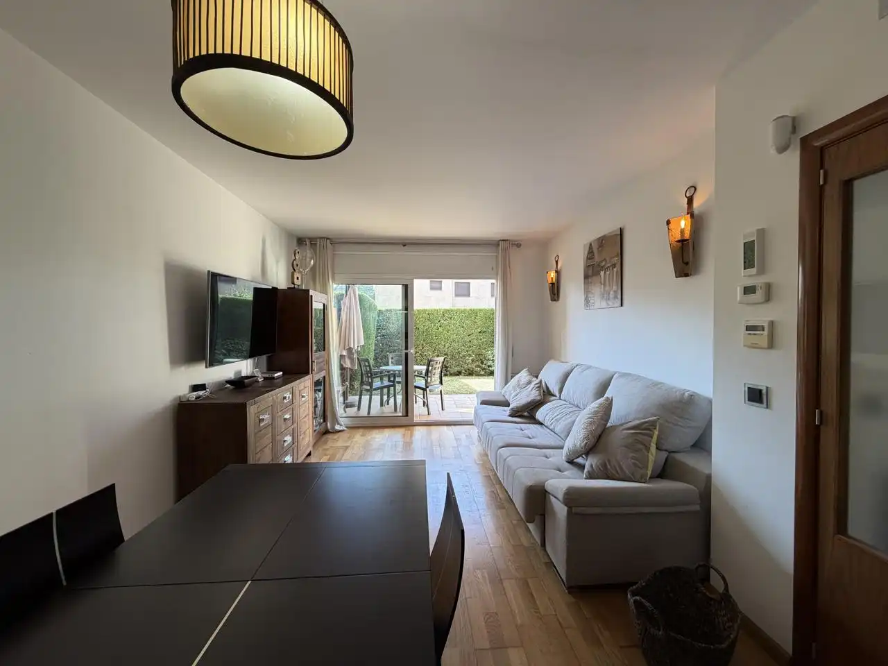 Sala de estar de Planta baja en venta en Castell d'Aro, Platja d'Aro i s'Agaró con Aire acondicionado, Terraza y Amueblado