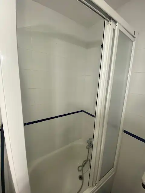 Bathroom of Study for rent in Salamanca  with Parquet flooring, Furnished and Washing machine