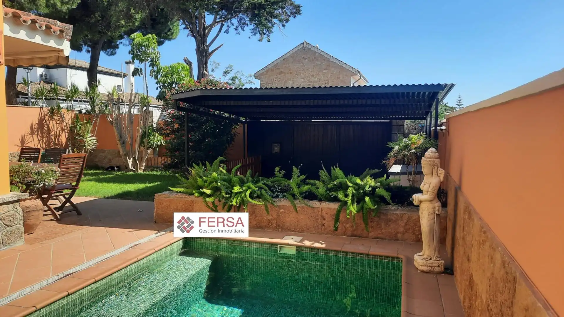 Vista exterior de Casa adosada en venda en El Puerto de Santa María amb Aire condicionat, Calefacció i Jardí privat