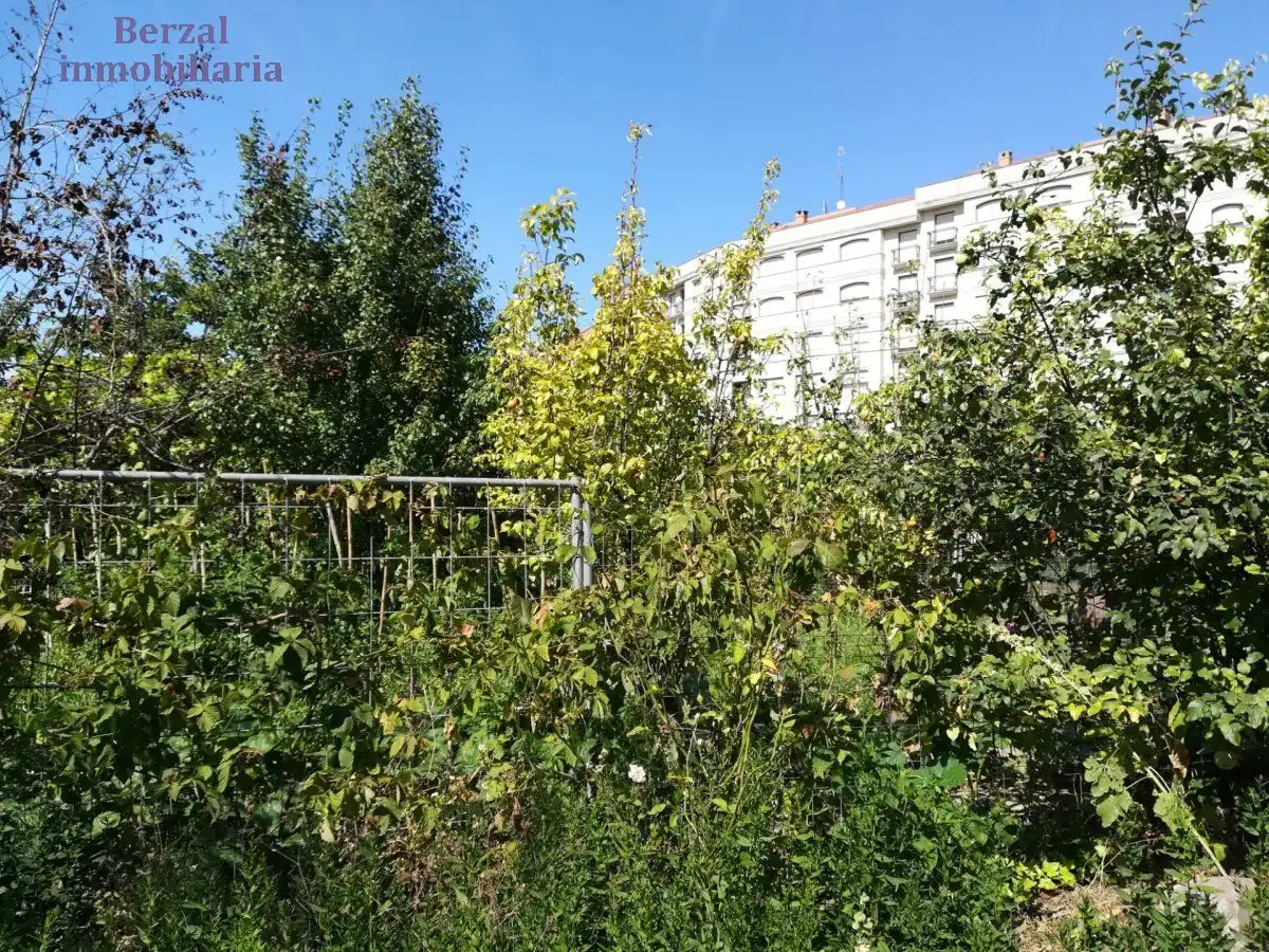 Jardí de Finca rústica en venda en  Logroño amb Jardí privat, Traster i Balcó