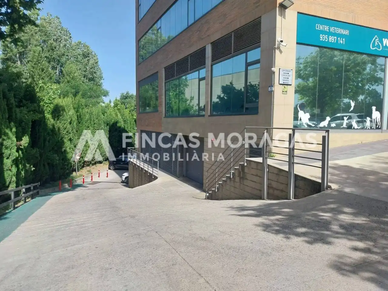 Vista exterior de Garatge en venda en Sant Cugat del Vallès amb Alarma