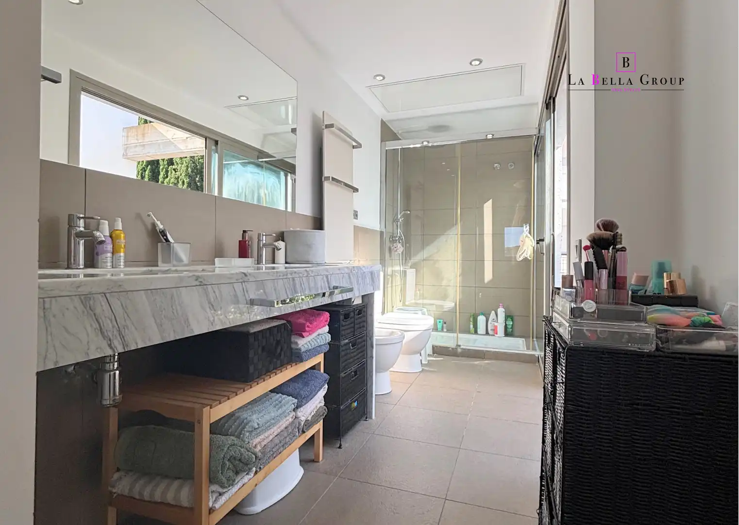 Badezimmer von Einfamilien-Reihenhaus zum Verkauf in Santa Eulària des Riu mit Klimaanlage, Heizung und Parkett