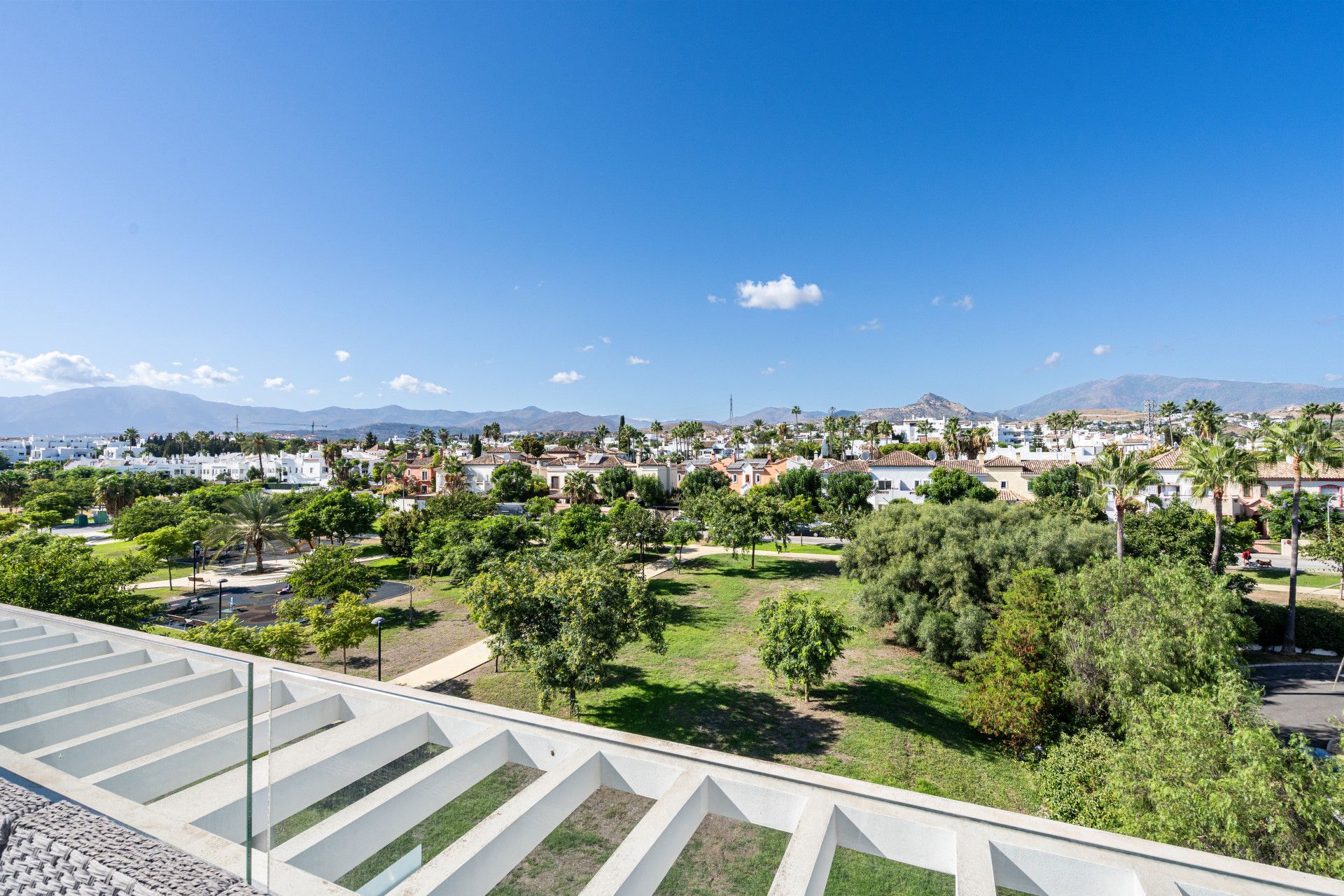 Vista exterior de Àtic de lloguer en Estepona amb Aire condicionat, Terrassa i Piscina
