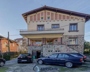 Vista exterior de Casa o xalet en venda en Errenteria amb Terrassa, Piscina i Balcó