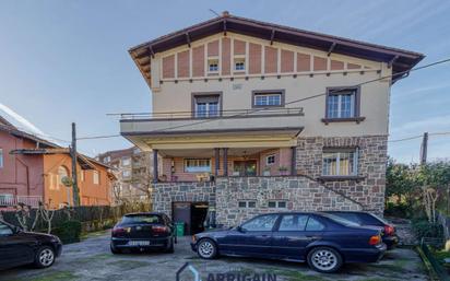 Vista exterior de Casa o xalet en venda en Errenteria amb Terrassa, Piscina i Balcó