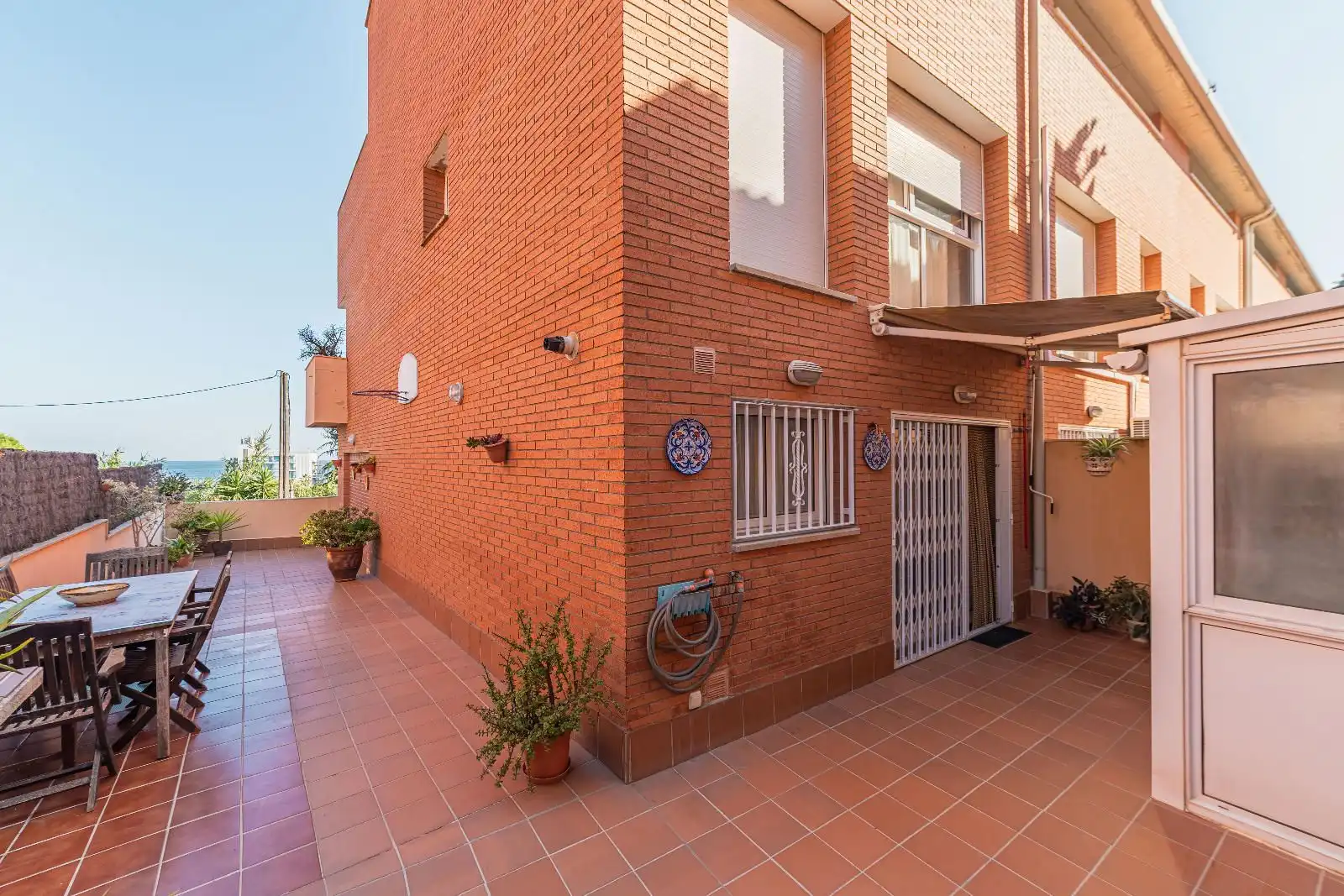 Vista exterior de Casa adosada en venda en Arenys de Mar amb Aire condicionat, Calefacció i Jardí privat