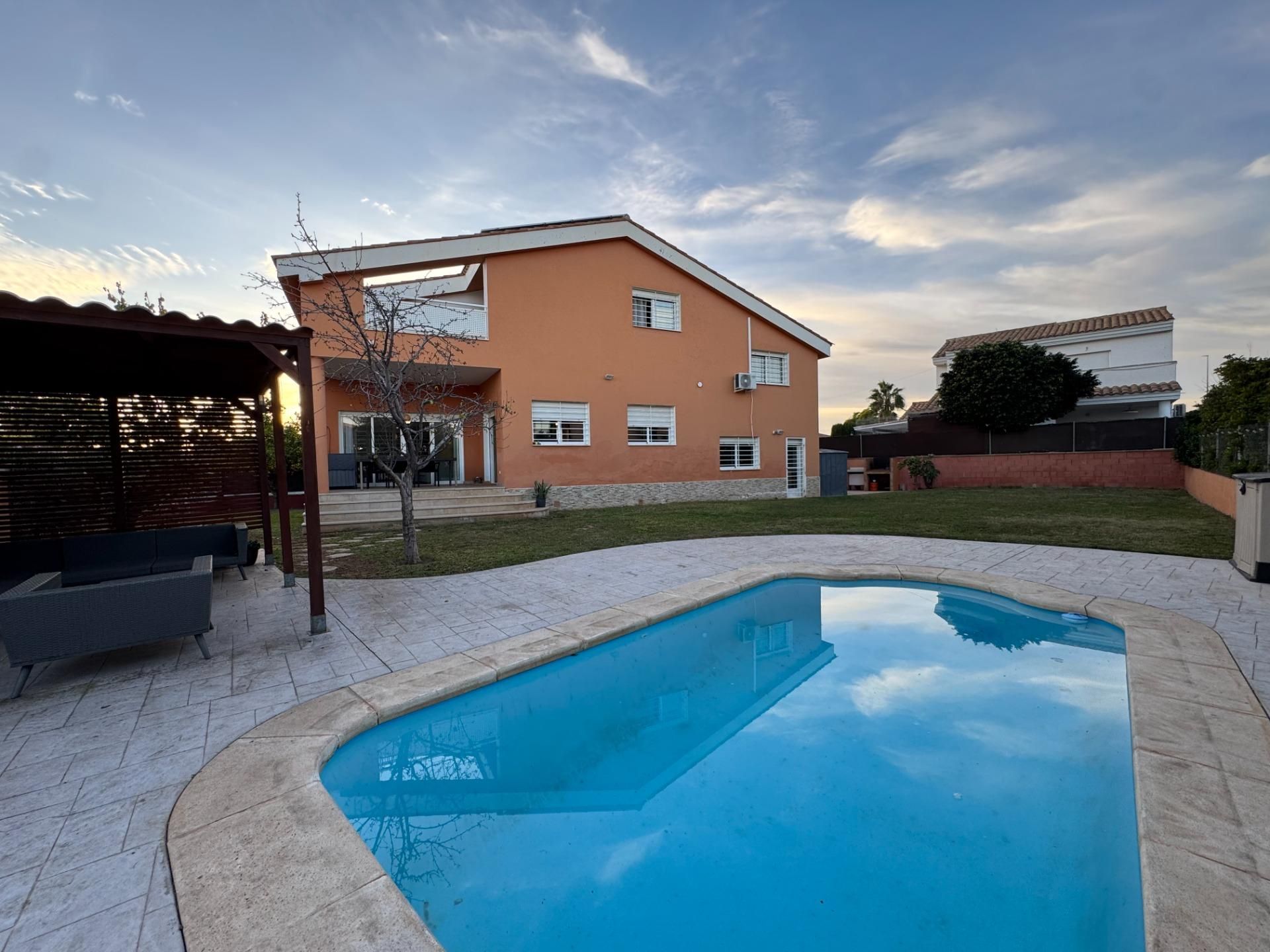 Piscina de Casa o xalet en venda en Llíria amb Aire condicionat, Jardí privat i Terrassa