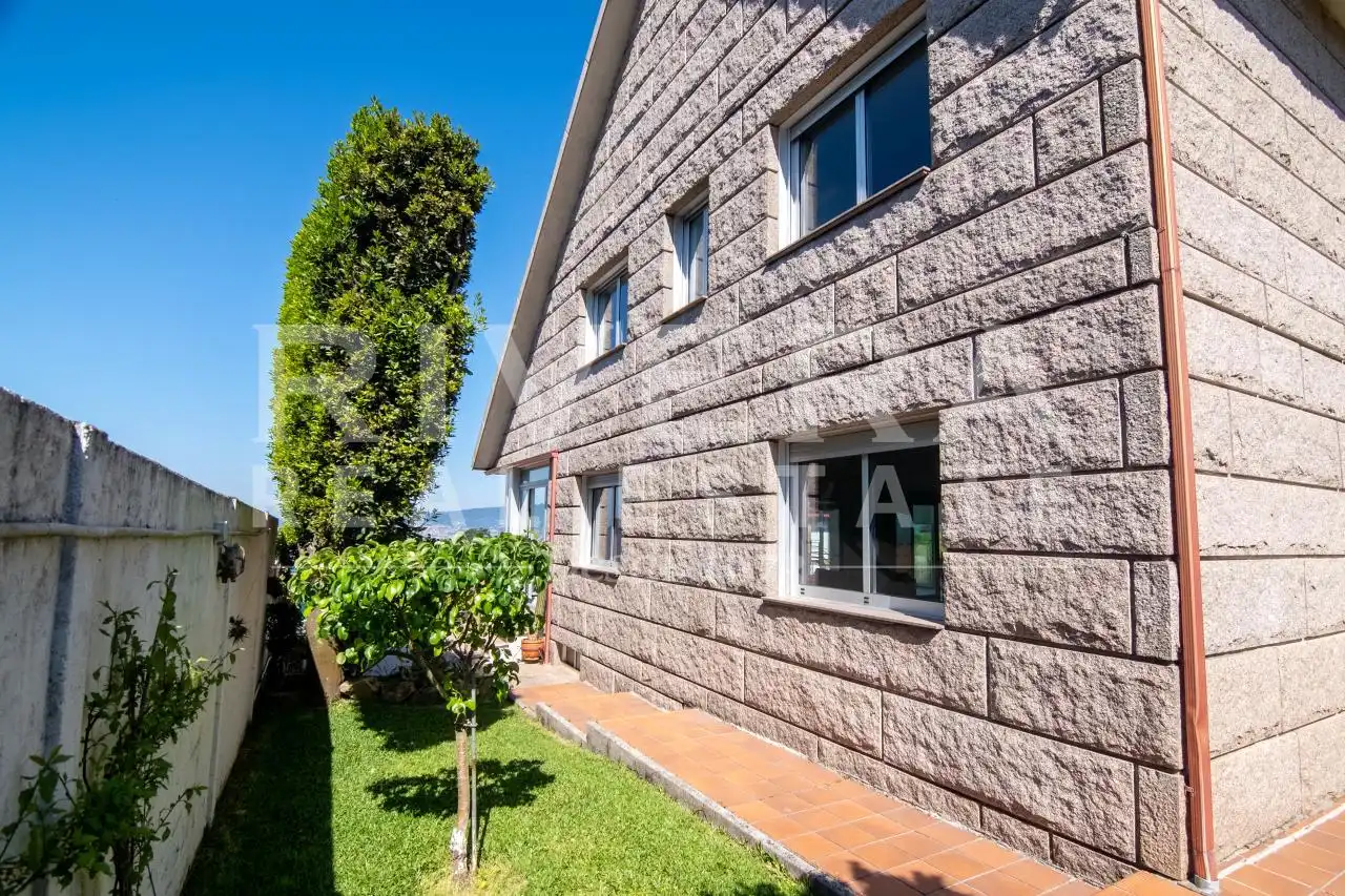Vista exterior de Casa o xalet en venda en Redondela amb Calefacció i Jardí privat