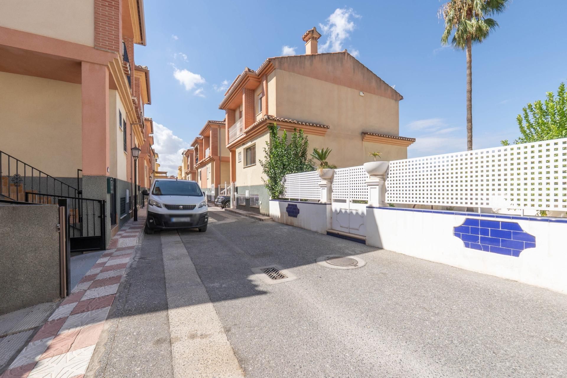 Vista exterior de Casa adosada en venda en Cájar amb Calefacció i Terrassa