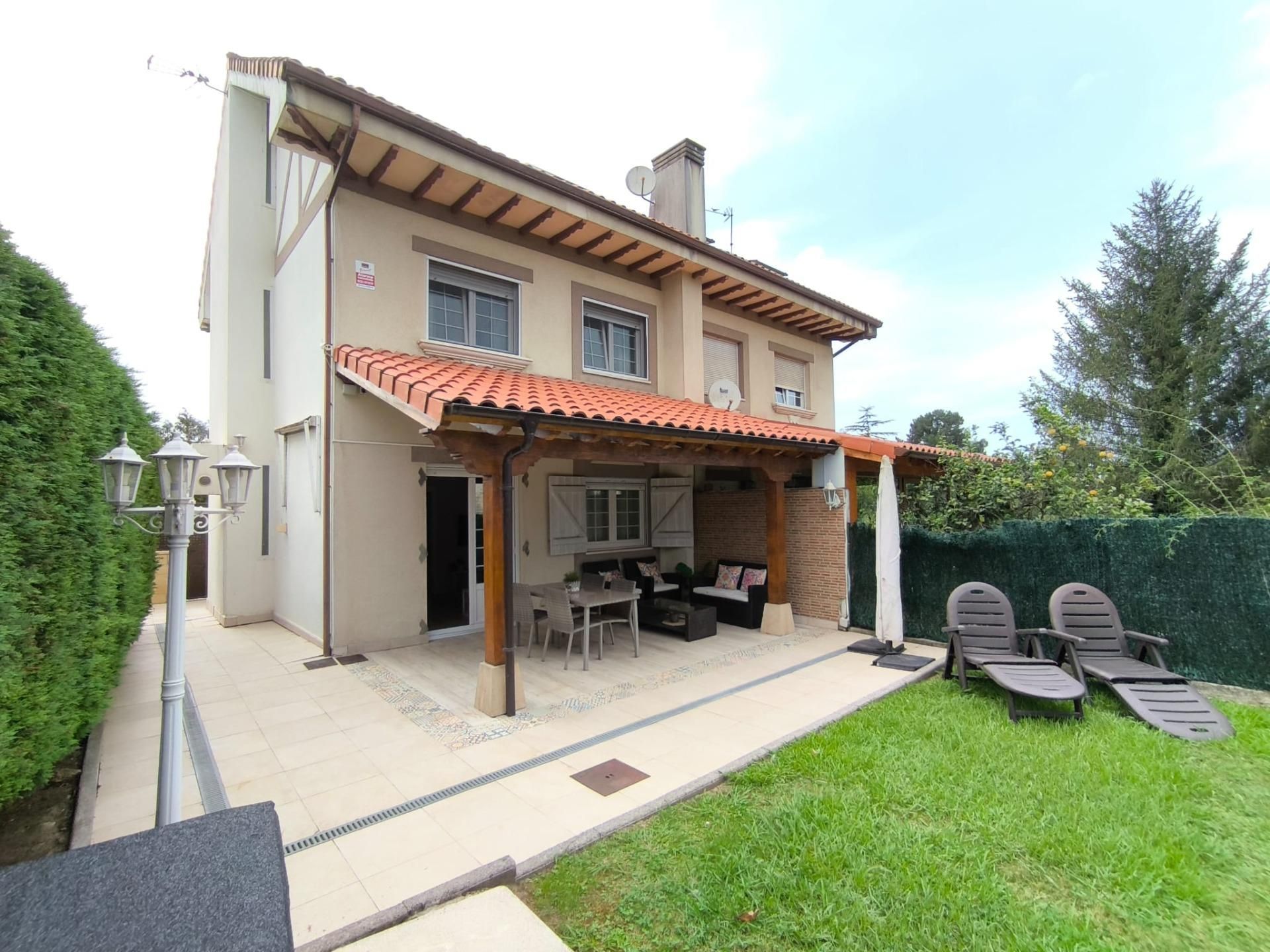 Jardín de Casa o chalet en venta en Torrelavega  con Calefacción, Jardín privado y Terraza