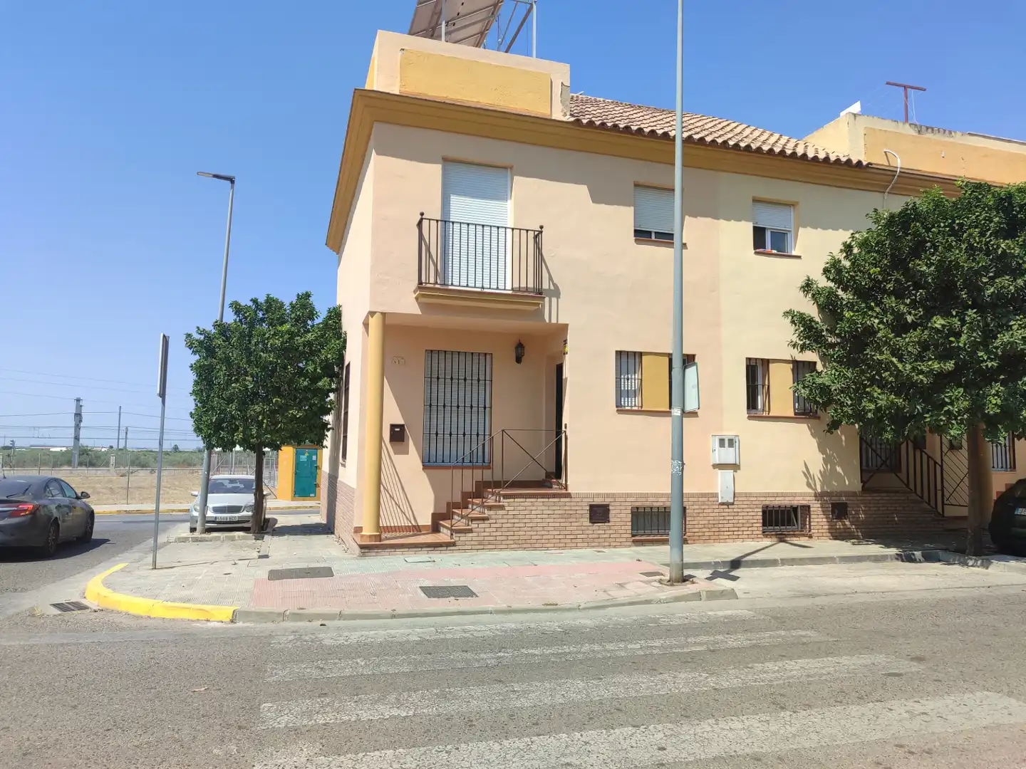 Vista exterior de Casa adosada en venta en Utrera con Aire acondicionado, Calefacción y Terraza