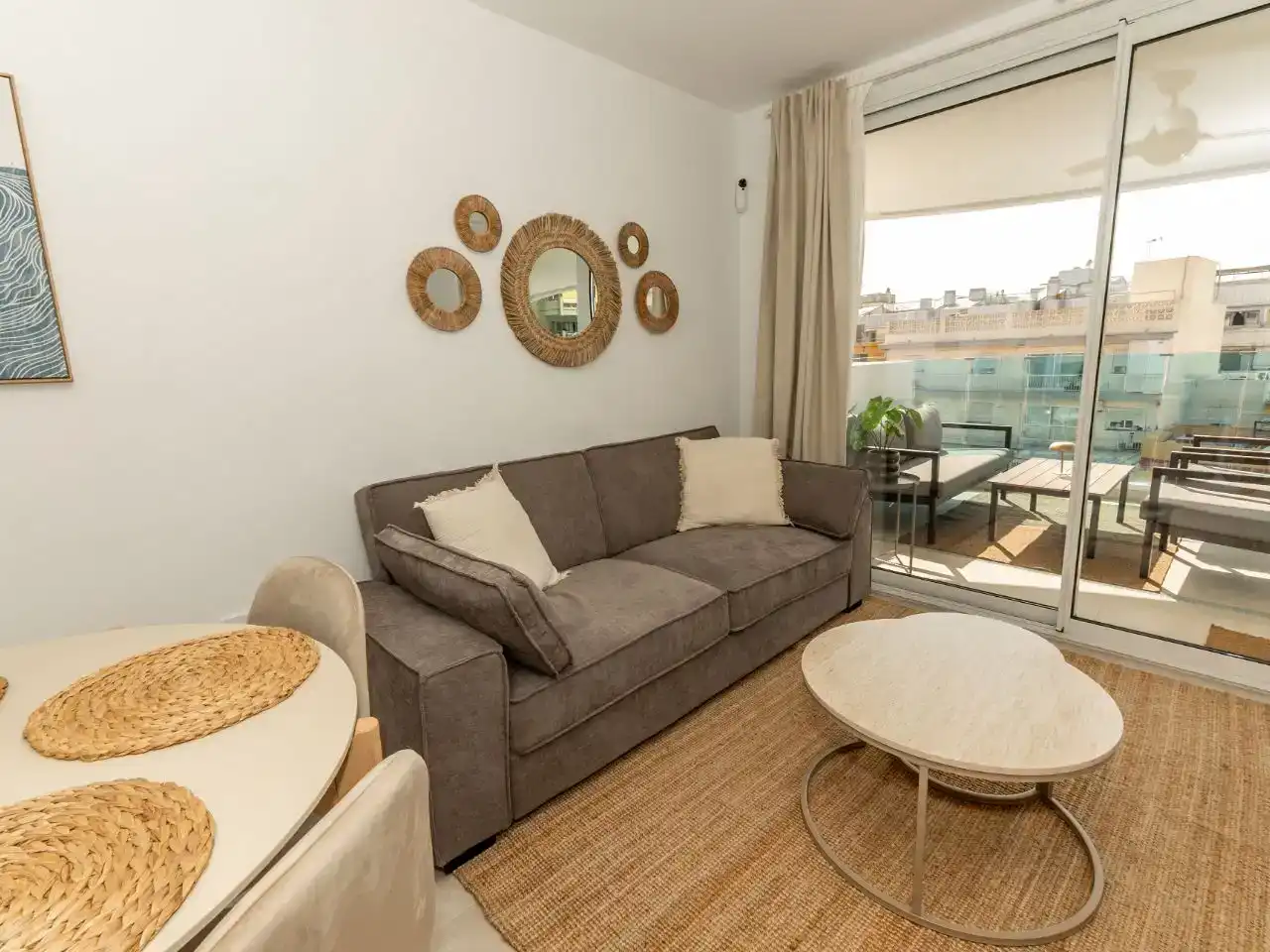 Sala d'estar de Apartament de lloguer en Fuengirola amb Aire condicionat, Piscina i Balcó