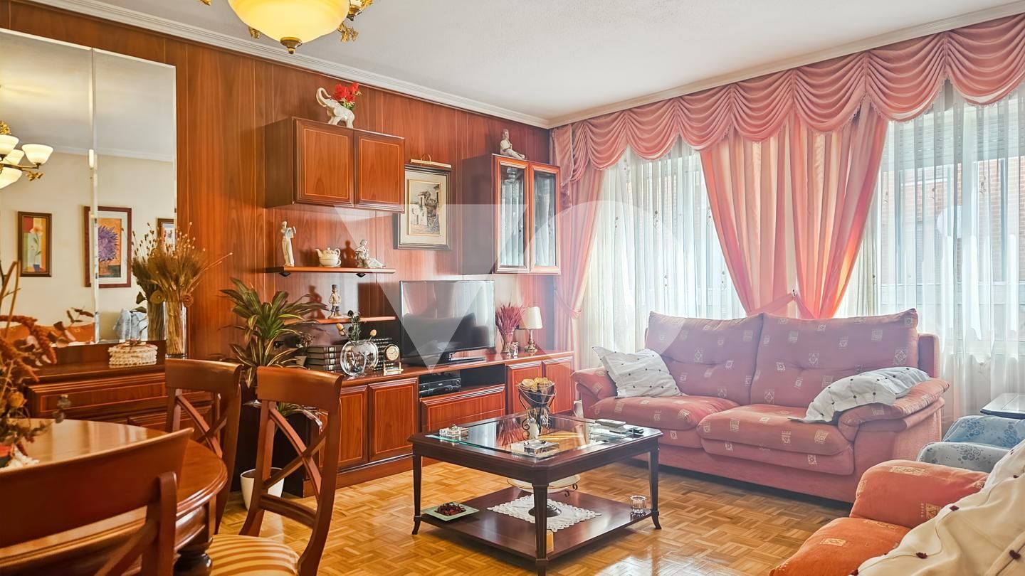 Sala d'estar de Apartament en venda en  Madrid Capital amb Aire condicionat, Calefacció i Parquet