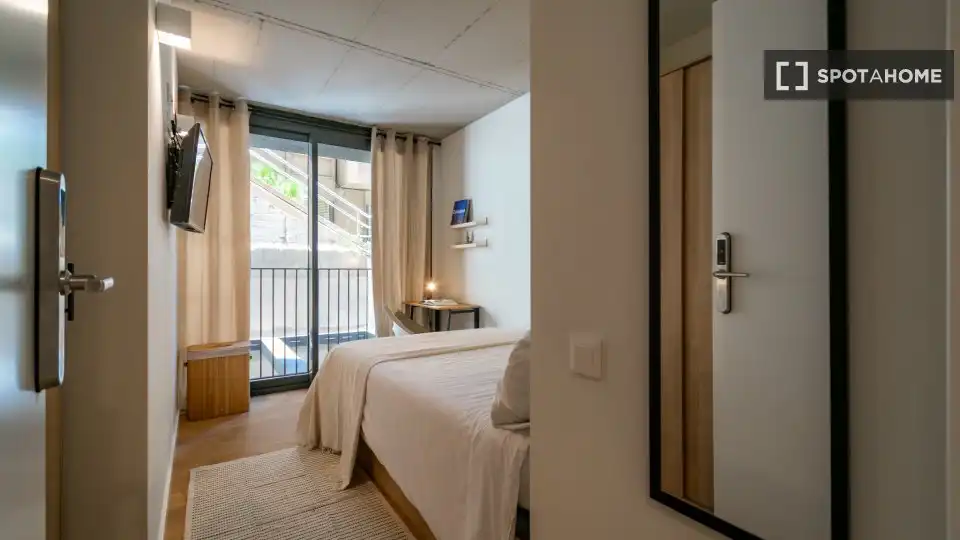 Bedroom of Flat for share in Barcelona  with Air Conditioner, Heating and Furnished