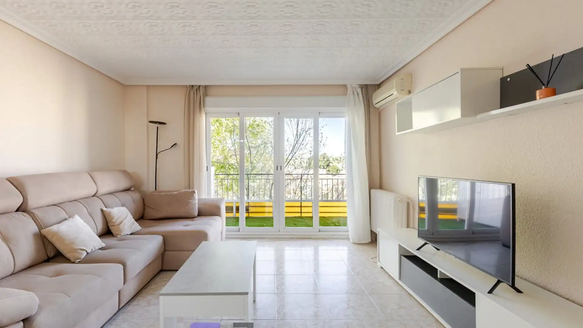 Living room of Flat for rent in Parla  with Air Conditioner, Heating and Furnished