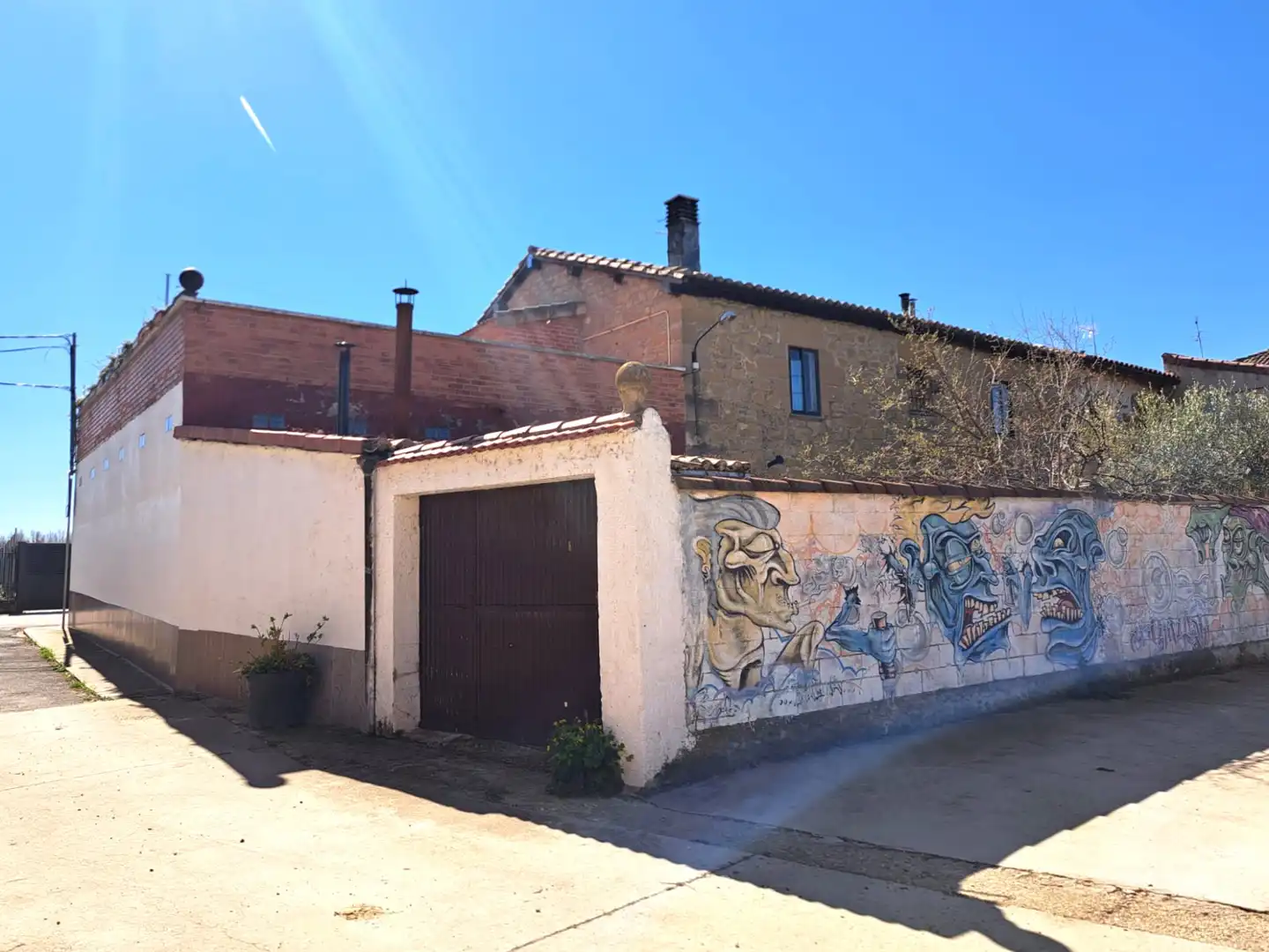 Vista exterior de Casa adosada en venda en Baños de Rioja amb Calefacció, Jardí privat i Terrassa