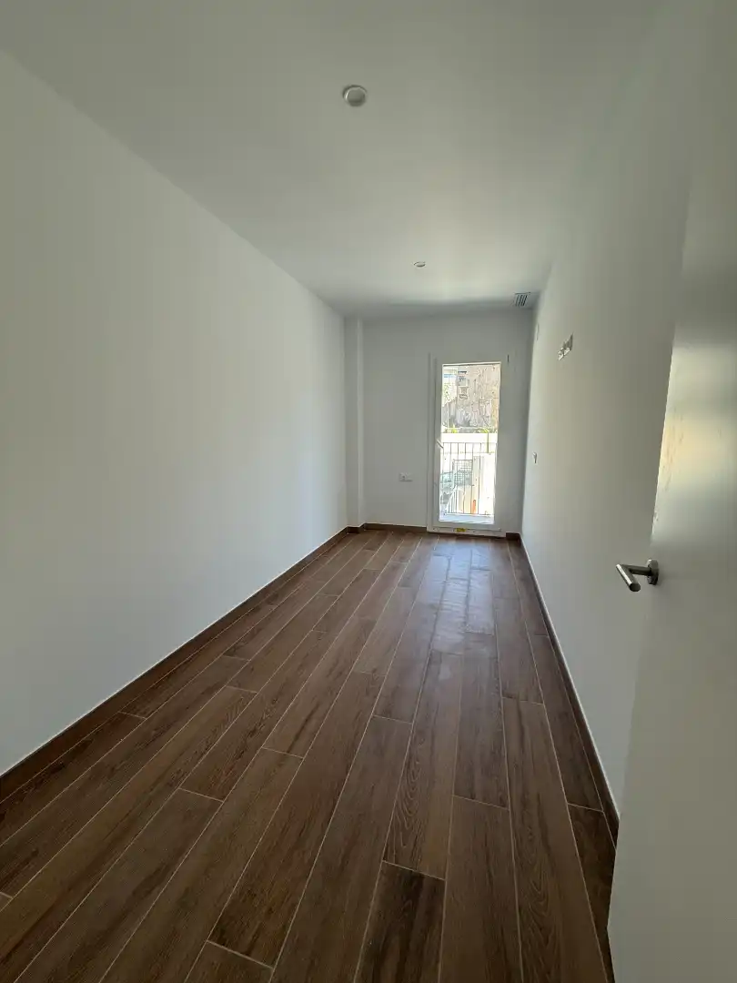 Bedroom of Flat for rent in Tiana  with Air Conditioner, Heating and Oven
