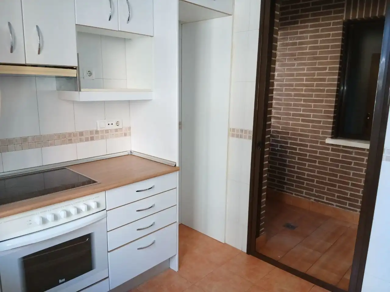 Cuina de Planta baixa de lloguer en Madrid amb Calefacció, Jardí privat i Forn