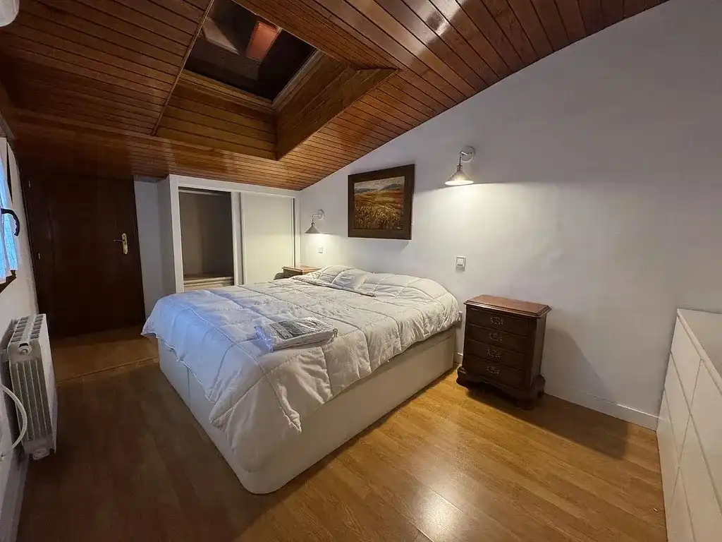 Habitación de Casa adosada en venta en El Escorial con Calefacción, Jardín privado y Parquet